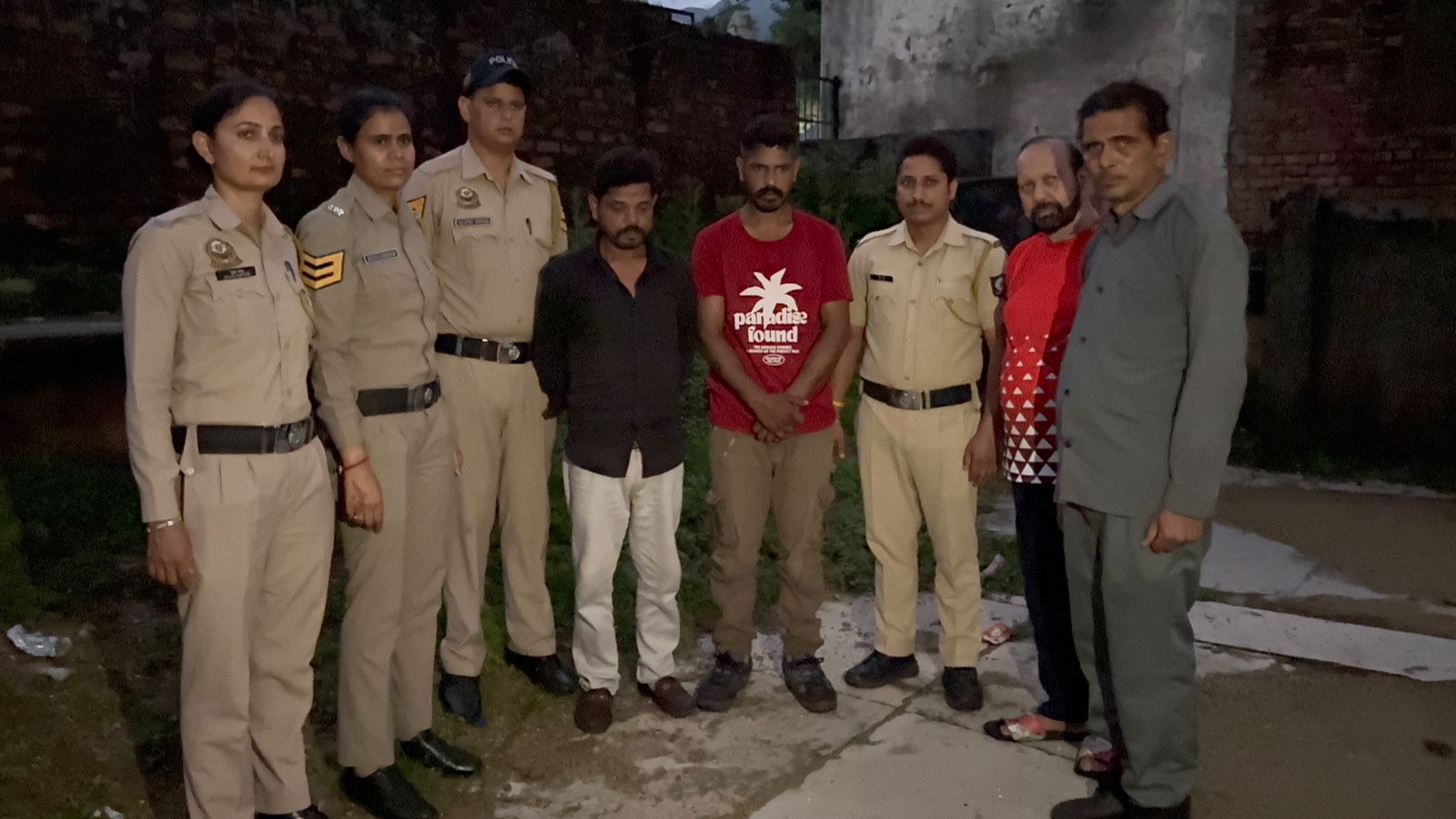 पुलिस टीम के साथ पकड़े गए नशा तस्कर। पुलिस टीम के साथ पकड़े गए नशा तस्कर।