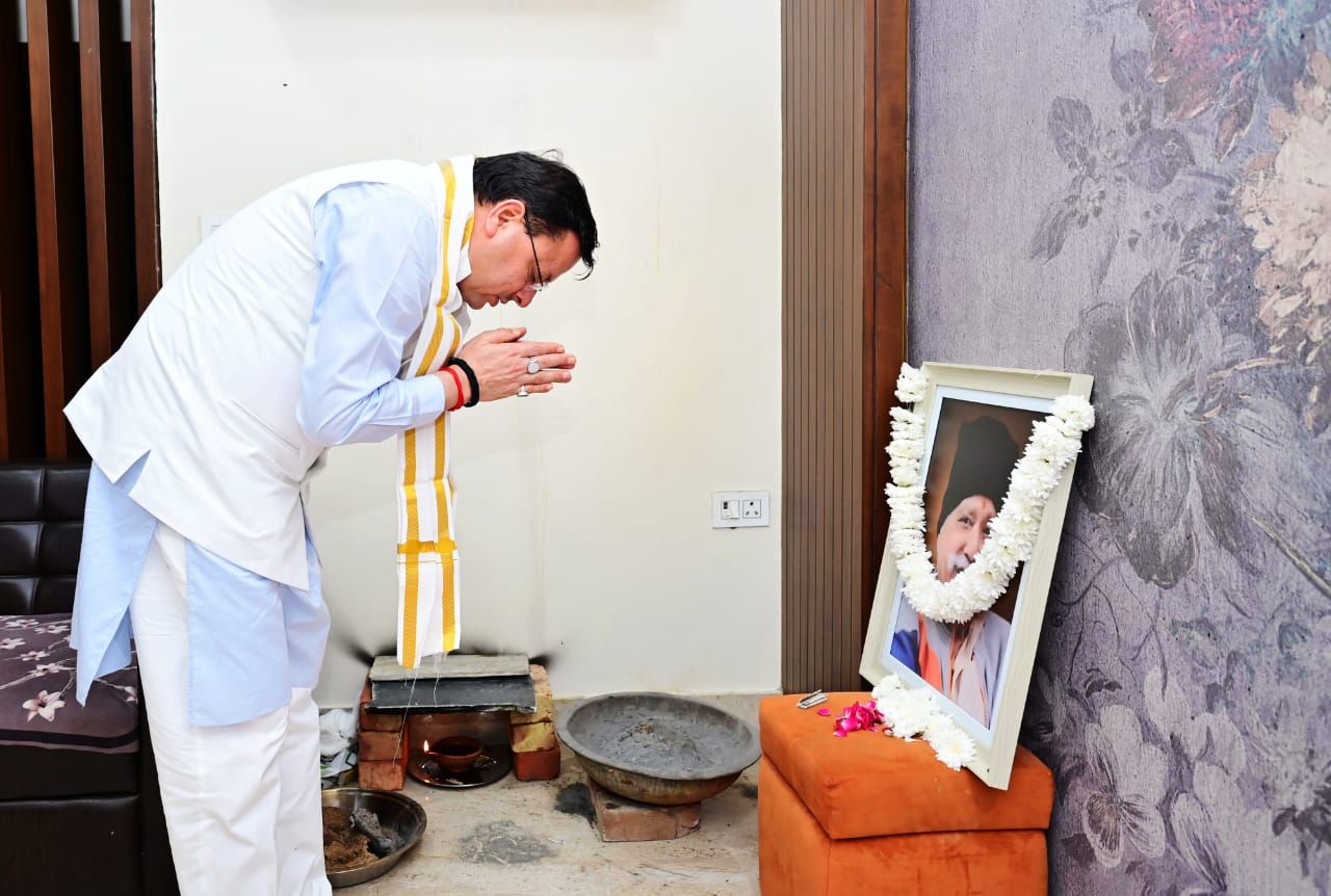 ब्रह्मलीन घनश्याम खेवड़िया को श्रद्धांजलि देते मुख्यमंत्री ब्रह्मलीन घनश्याम खेवड़िया को श्रद्धांजलि देते मुख्यमंत्री