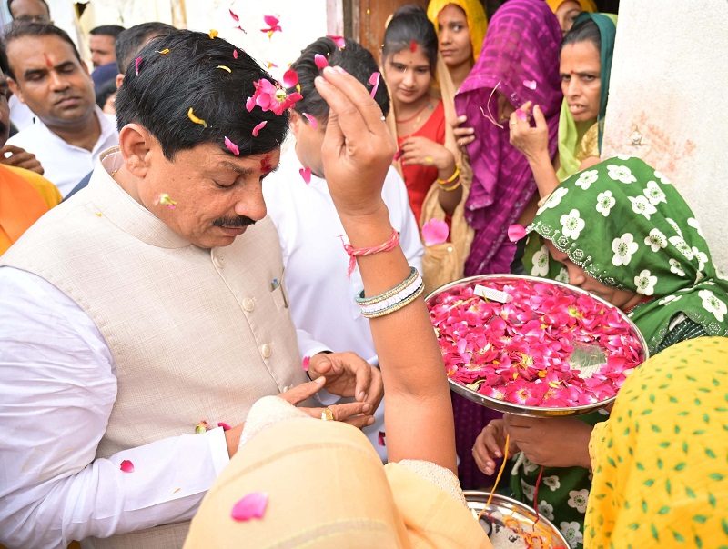 बहनों ने पुष्प वर्षा के साथ राखी बांधकर मुख्यमंत्री का किया स्वागत बहनों ने पुष्प वर्षा के साथ राखी बांधकर मुख्यमंत्री का किया स्वागत