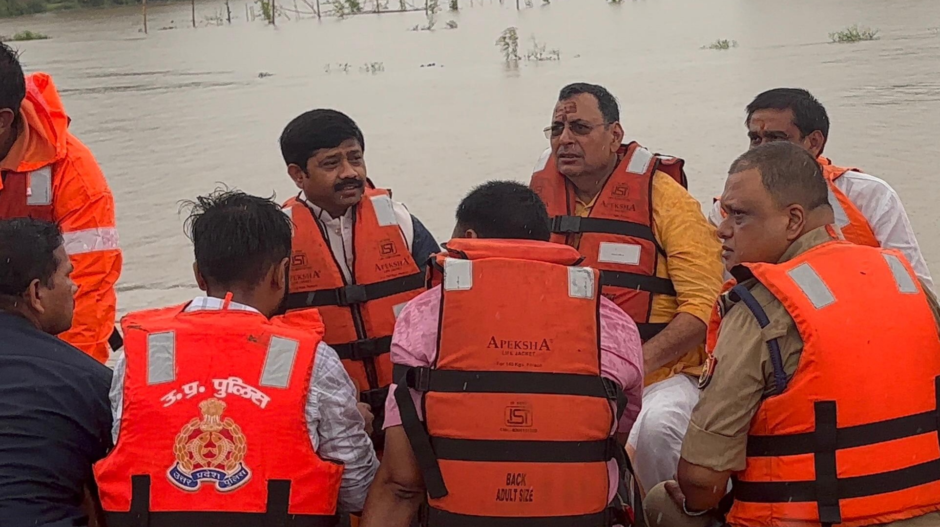 बाढ़ प्रभावित क्षेत्रों का मोटरबोट से निरीक्षण प्रभारी मंत्री नन्द गोपाल गुप्ता ‘नन्दी’ व अन्य। बाढ़ प्रभावित क्षेत्रों का मोटरबोट से निरीक्षण प्रभारी मंत्री नन्द गोपाल गुप्ता ‘नन्दी’ व अन्य।
