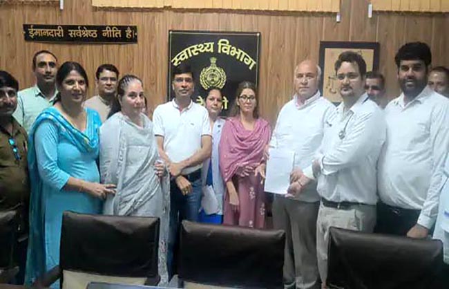 सीएमओ को ज्ञापन सौंपते हुए स्वास्थ्यकर्मी।