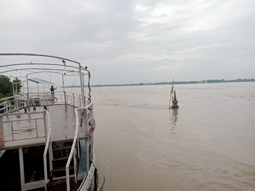 गंगा में बाढ़ का दृश्य