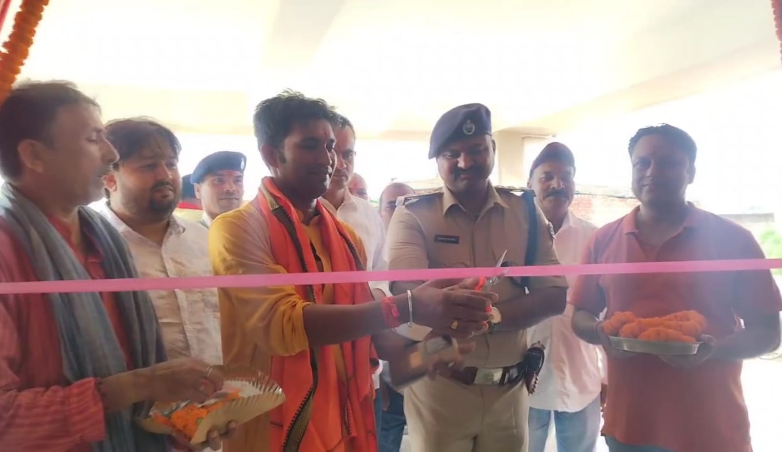 माॅडल थाना भवन का उद्घाटन करते डीएसपी