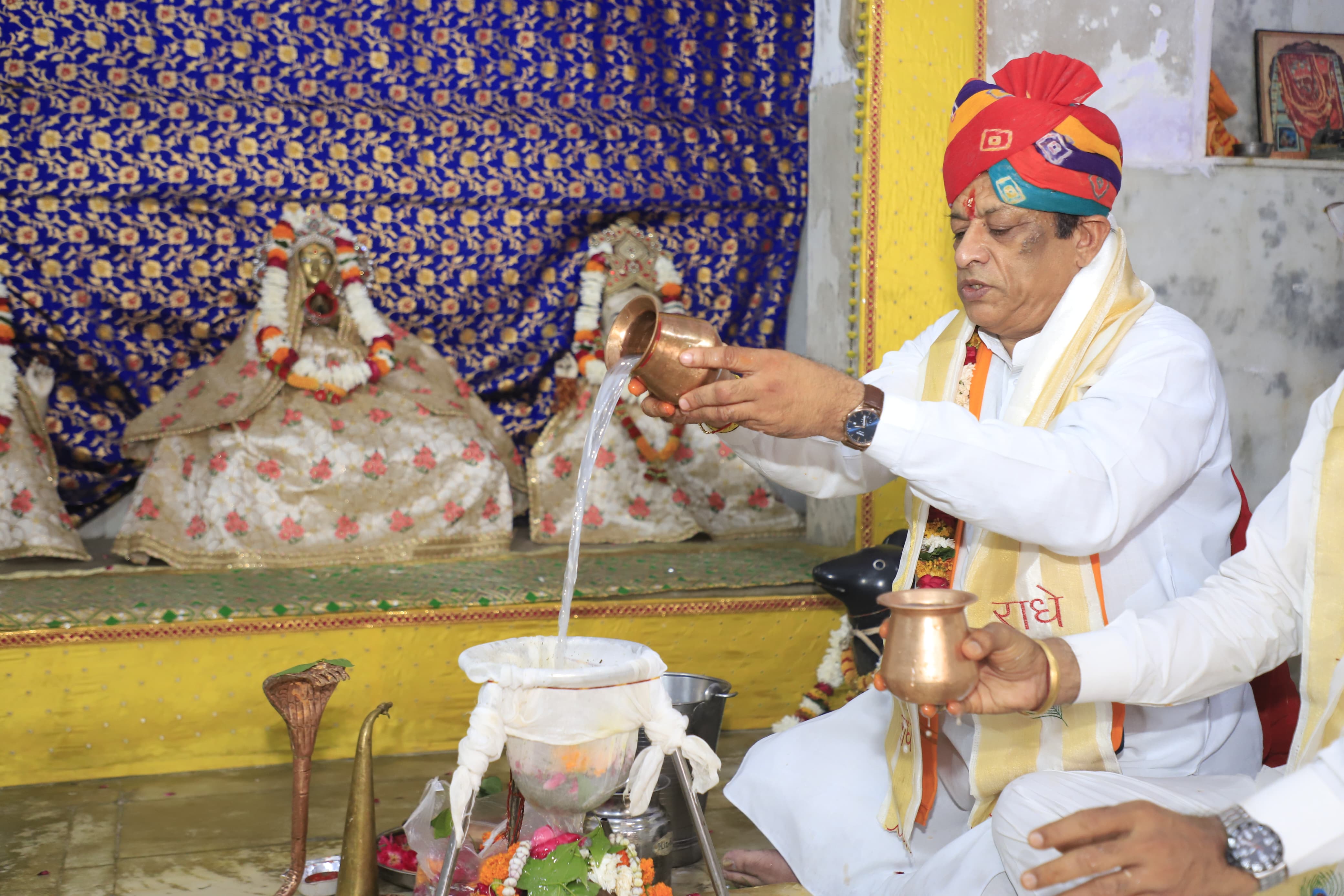 देवस्थान मंत्री जोराराम कुमावत रुद्धाभिषेक करते हुए। देवस्थान मंत्री जोराराम कुमावत रुद्धाभिषेक करते हुए।