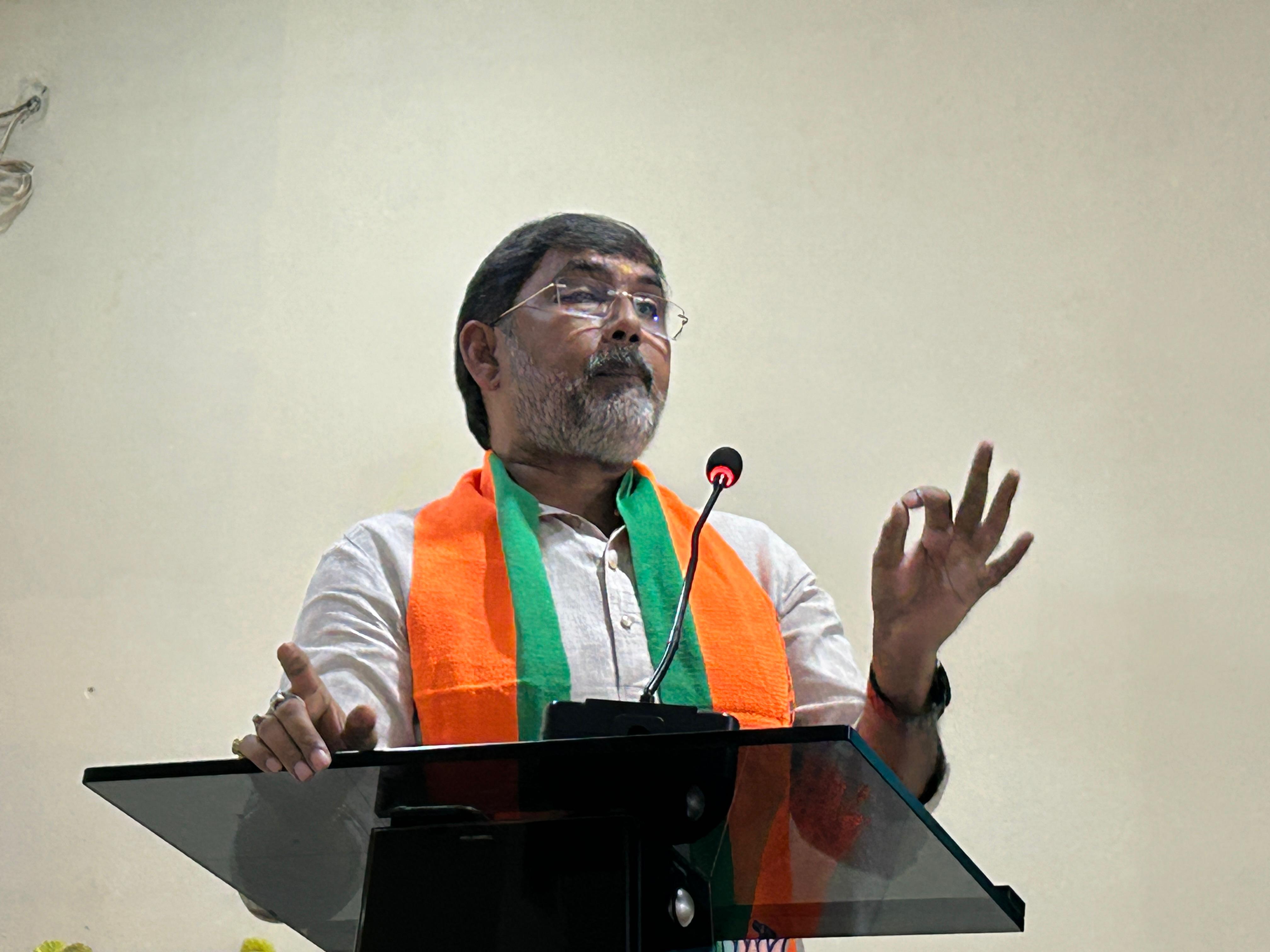 संबोधित करते हुए शंकर गिरी संबोधित करते हुए शंकर गिरी