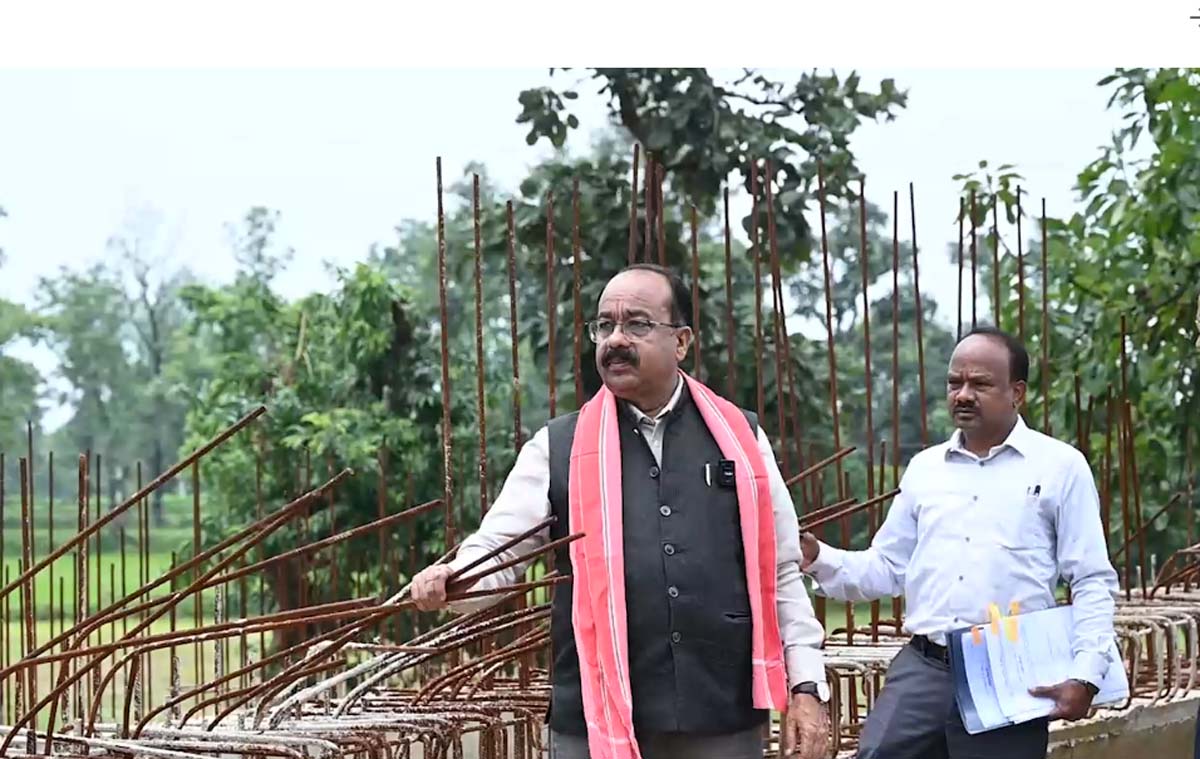 उप मुख्यमंत्री अरुण साव  निर्माण कार्य का  औचक निरीक्षण करते