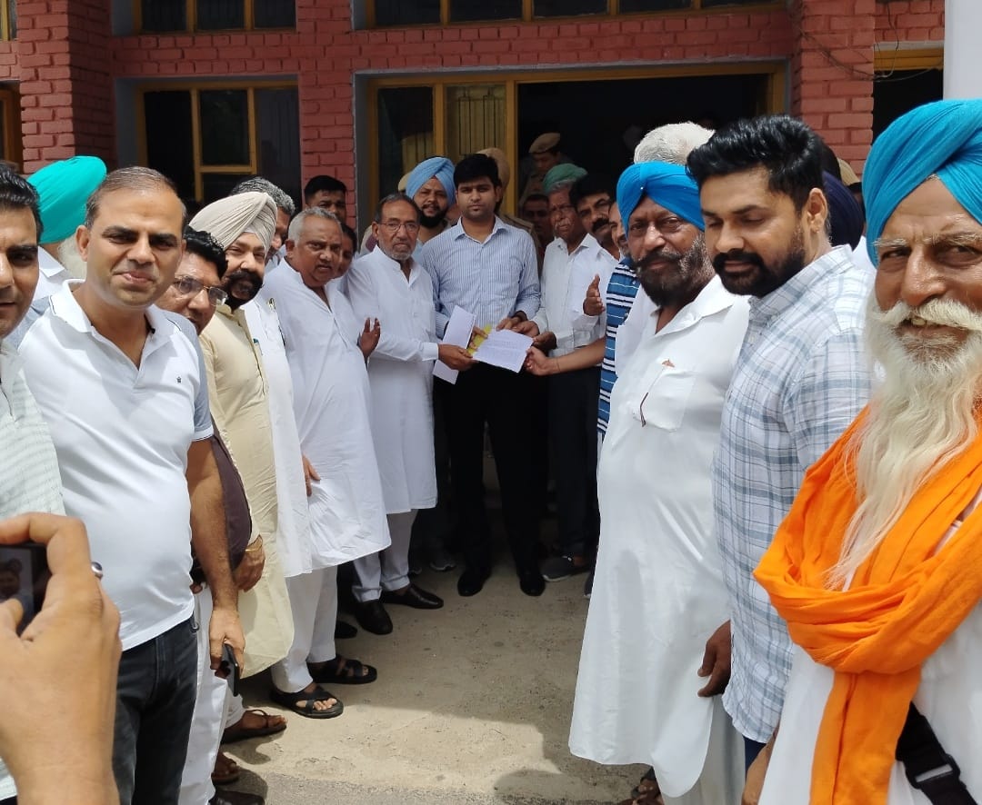 एसडीएम को सीएम के नाम ज्ञापन सौंपते कांग्रेसी। एसडीएम को सीएम के नाम ज्ञापन सौंपते कांग्रेसी।