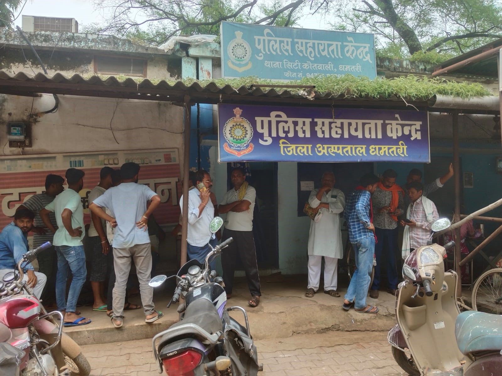 पुलिस सहायता केन्द्र में मृतिका के स्वजन से पूछताछ करती हुई पुलिस।