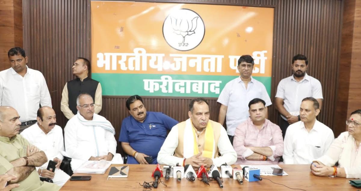 हरियाणा भाजपा के प्रदेशाध्यक्ष मोहनलाल बड़ौली विभाजन विभीषिका कार्यक्रमों के बारे जानकारी देते हुए हरियाणा भाजपा के प्रदेशाध्यक्ष मोहनलाल बड़ौली विभाजन विभीषिका कार्यक्रमों के बारे जानकारी देते हुए