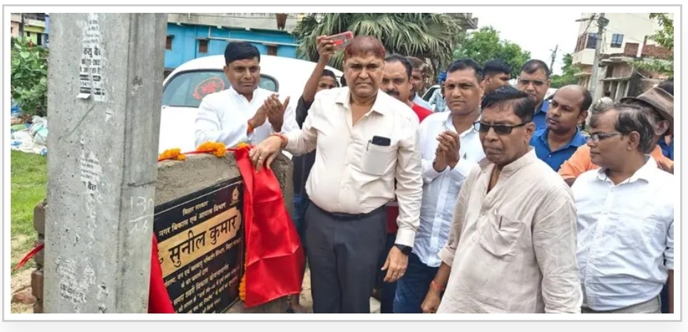 योजनाओं का शिलान्यास करते मंत्री
