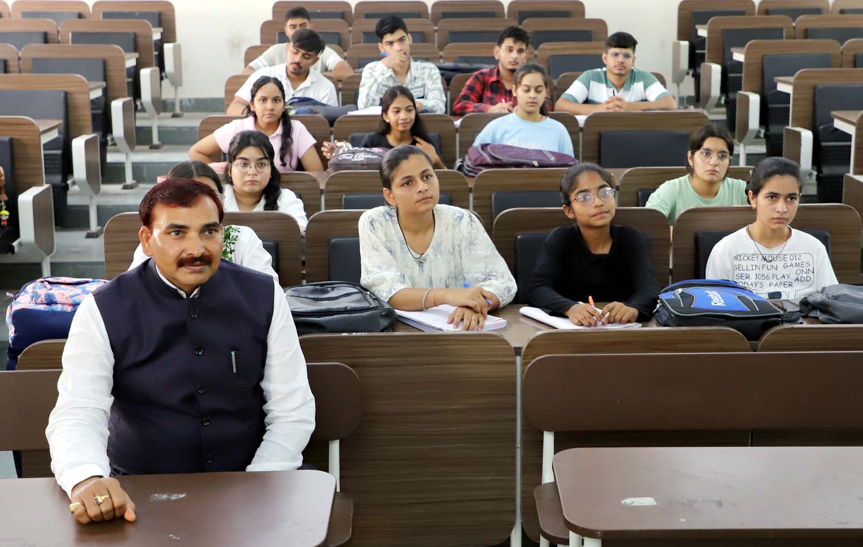 विद्यार्थियों के बीच बैठकर कक्षा संचालन का निरीक्षण करते कुलपति प्रो. नरसीराम बिश्नोई।