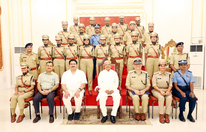 राज्यपाल मंगुभाई पटेल से मिले 77वें आर.आर. बैच के प्रशिक्षु आई.पी.एस राज्यपाल मंगुभाई पटेल से मिले 77वें आर.आर. बैच के प्रशिक्षु आई.पी.एस