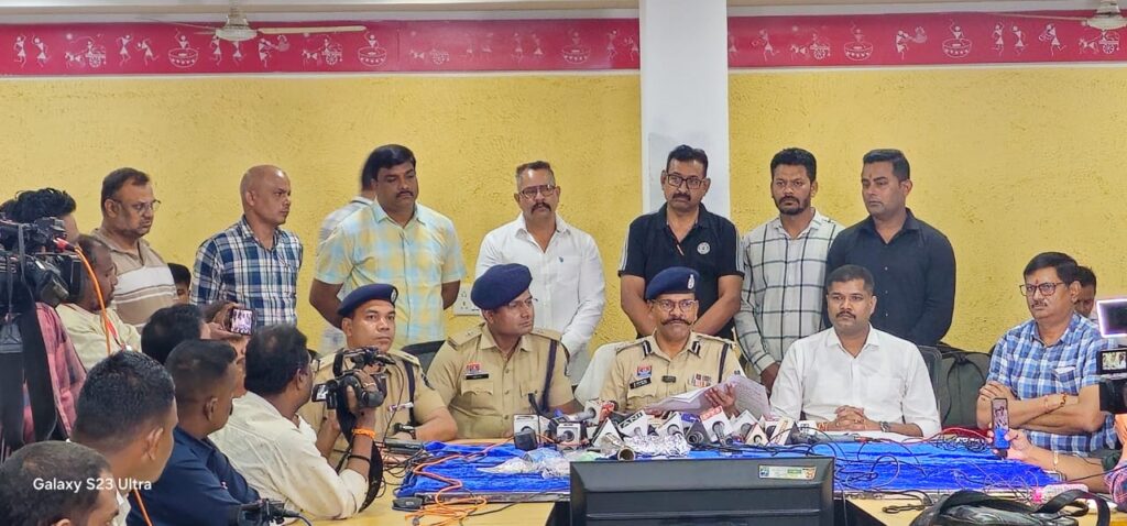 वरिष्ठ पुलिस अधीक्षक डॉ लाल उमेद सिंह प्रेस वार्ता में जानकारी देते हुए वरिष्ठ पुलिस अधीक्षक डॉ लाल उमेद सिंह प्रेस वार्ता में जानकारी देते हुए