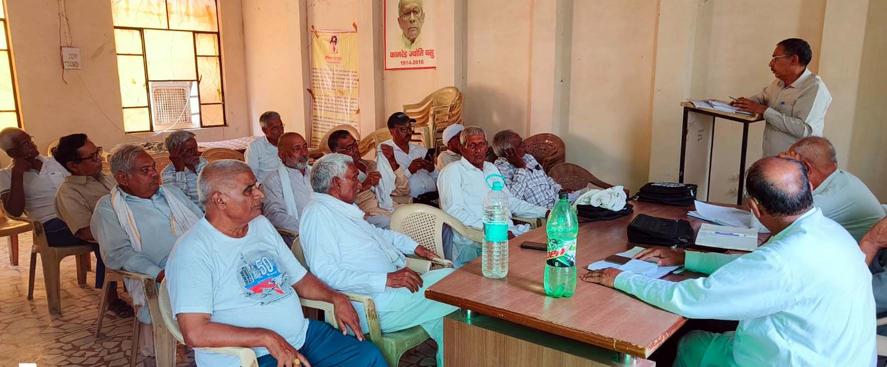बैठक में उपस्थित पदाधिकारी व सदस्य। बैठक में उपस्थित पदाधिकारी व सदस्य।