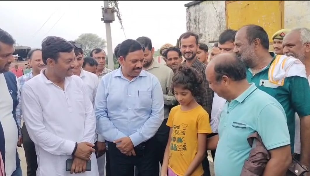 फोटो- बच्ची से संवाद करते डीएम