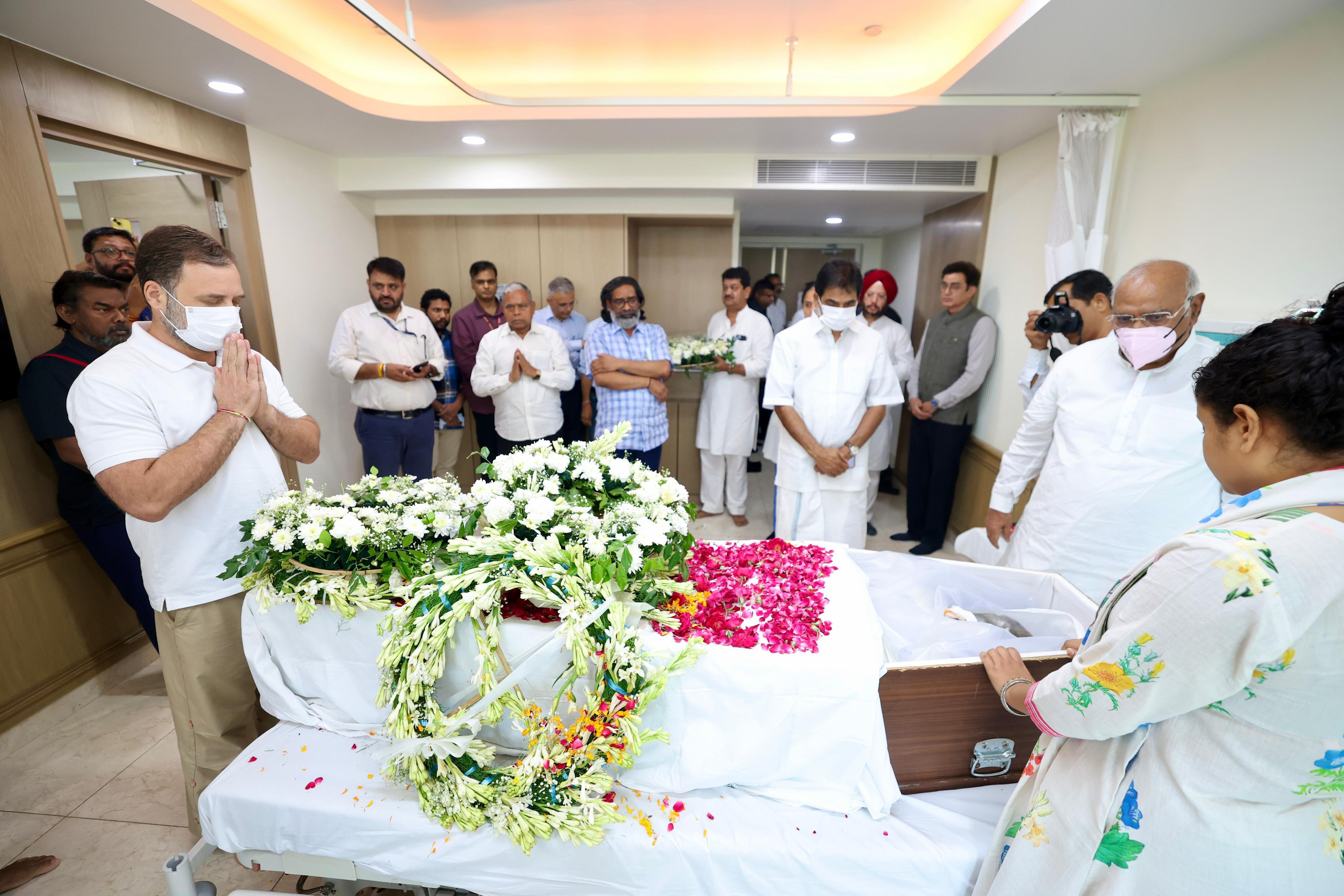 शिबू सोरेन को श्रद्धांजलि देते राहुल गांधी शिबू सोरेन को श्रद्धांजलि देते राहुल गांधी