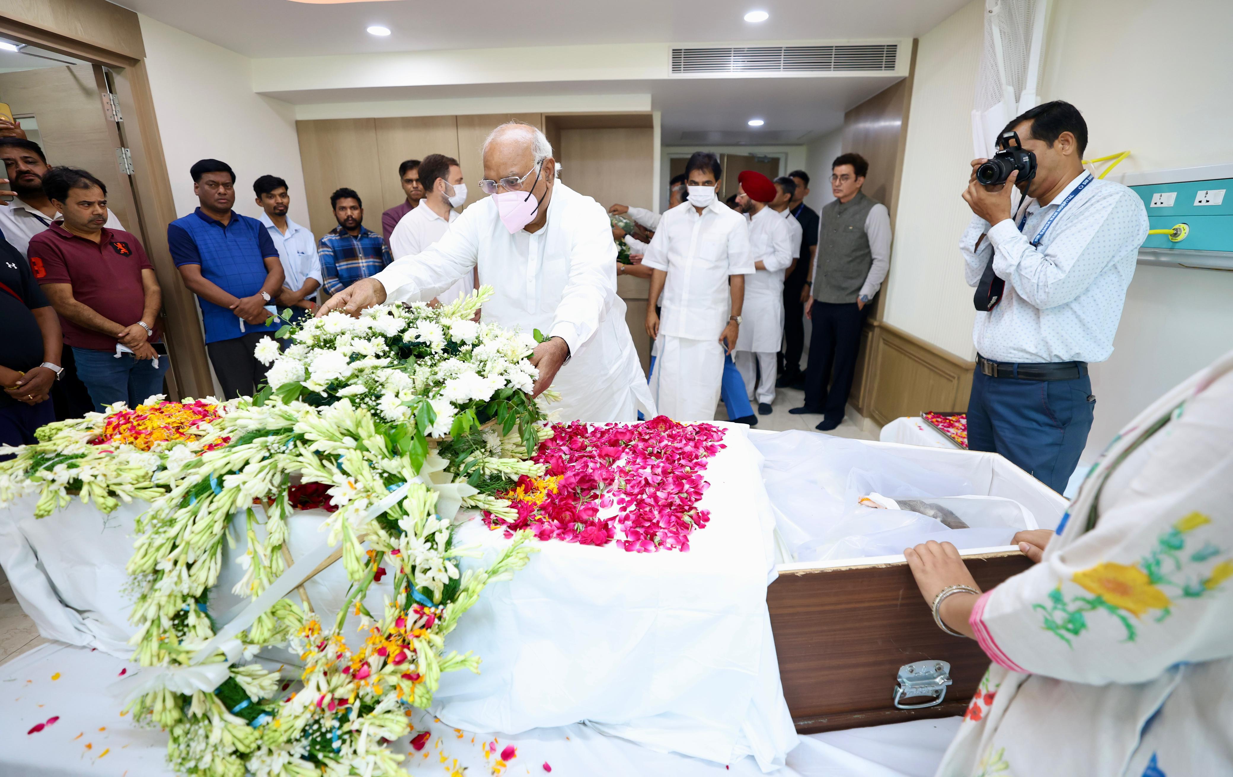 शिबू सोरेन को श्रद्धांजलि अर्पित करते कांग्रेस अध्यक्ष मल्लिकार्जुन खरगे शिबू सोरेन को श्रद्धांजलि अर्पित करते कांग्रेस अध्यक्ष मल्लिकार्जुन खरगे
