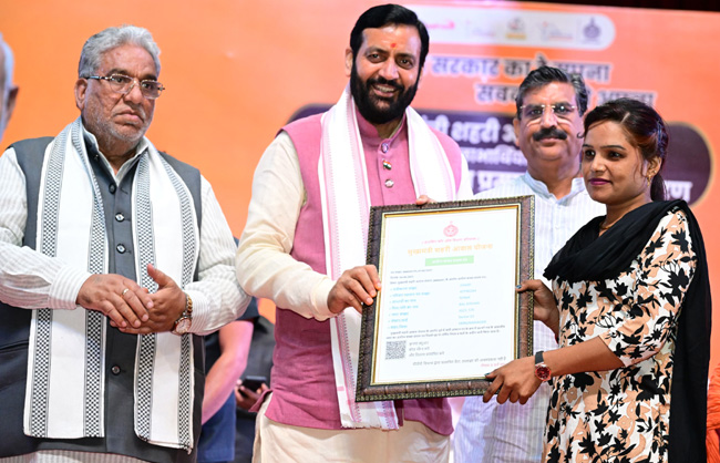 हरियाणा के मुख्यमंत्री नायब सैनी लाभार्थी महिला काे आबंटन पत्र साैंपते हुए हरियाणा के मुख्यमंत्री नायब सैनी लाभार्थी महिला काे आबंटन पत्र साैंपते हुए