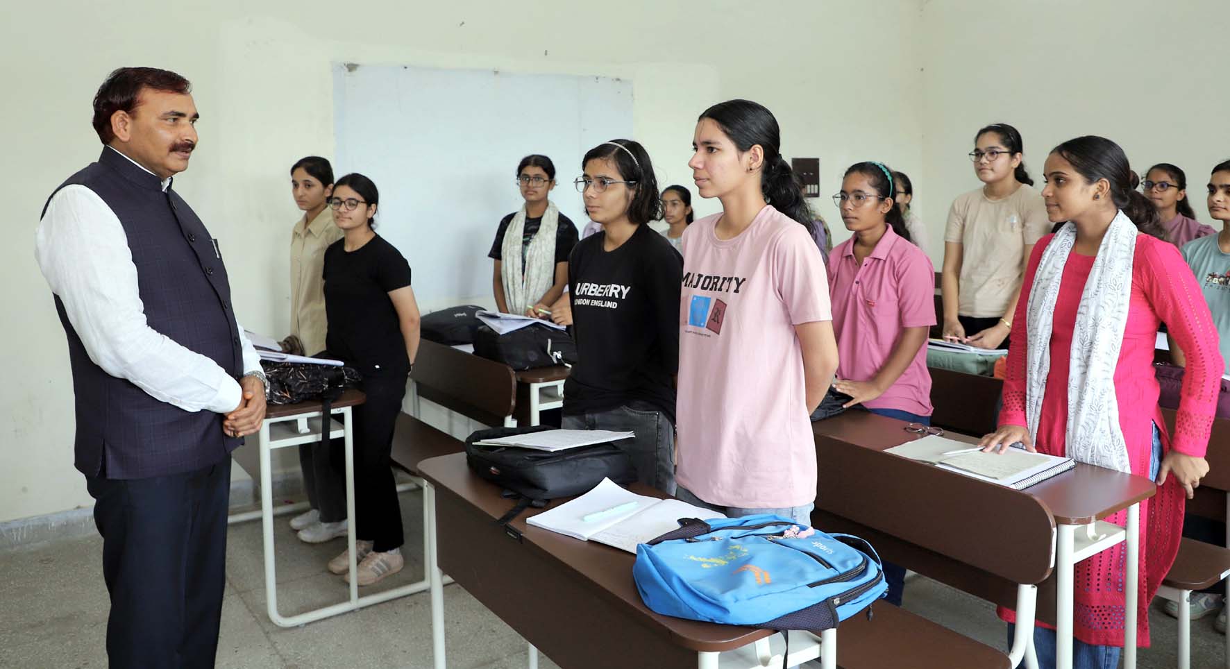 विद्यार्थियों से कक्षाओं सीधा संवाद करते कुलपति प्रो. नरसीराम बिश्नोई।