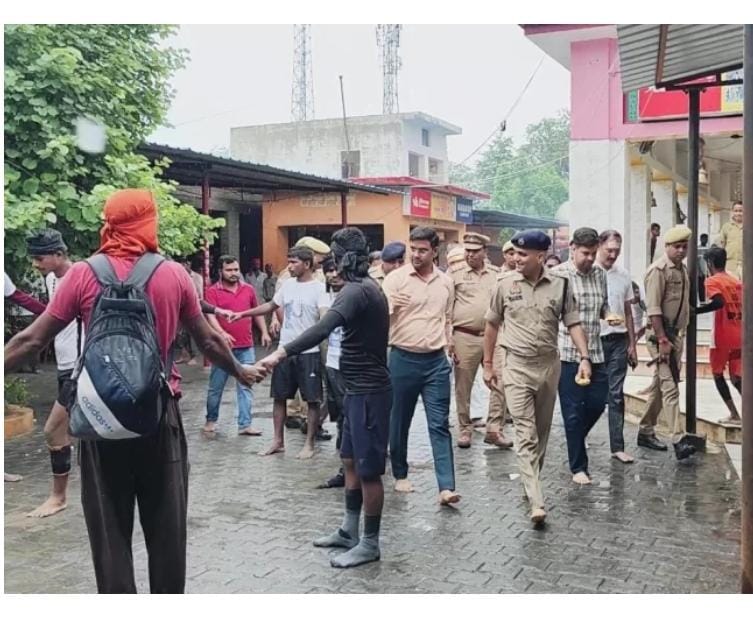 सकाहा के संकट हरण बाबा मंदिर में उमड़ा आस्था का सैलाब, जिला प्रशासन पूरी तरह मुस्तैद सकाहा के संकट हरण बाबा मंदिर में उमड़ा आस्था का सैलाब, जिला प्रशासन पूरी तरह मुस्तैद
