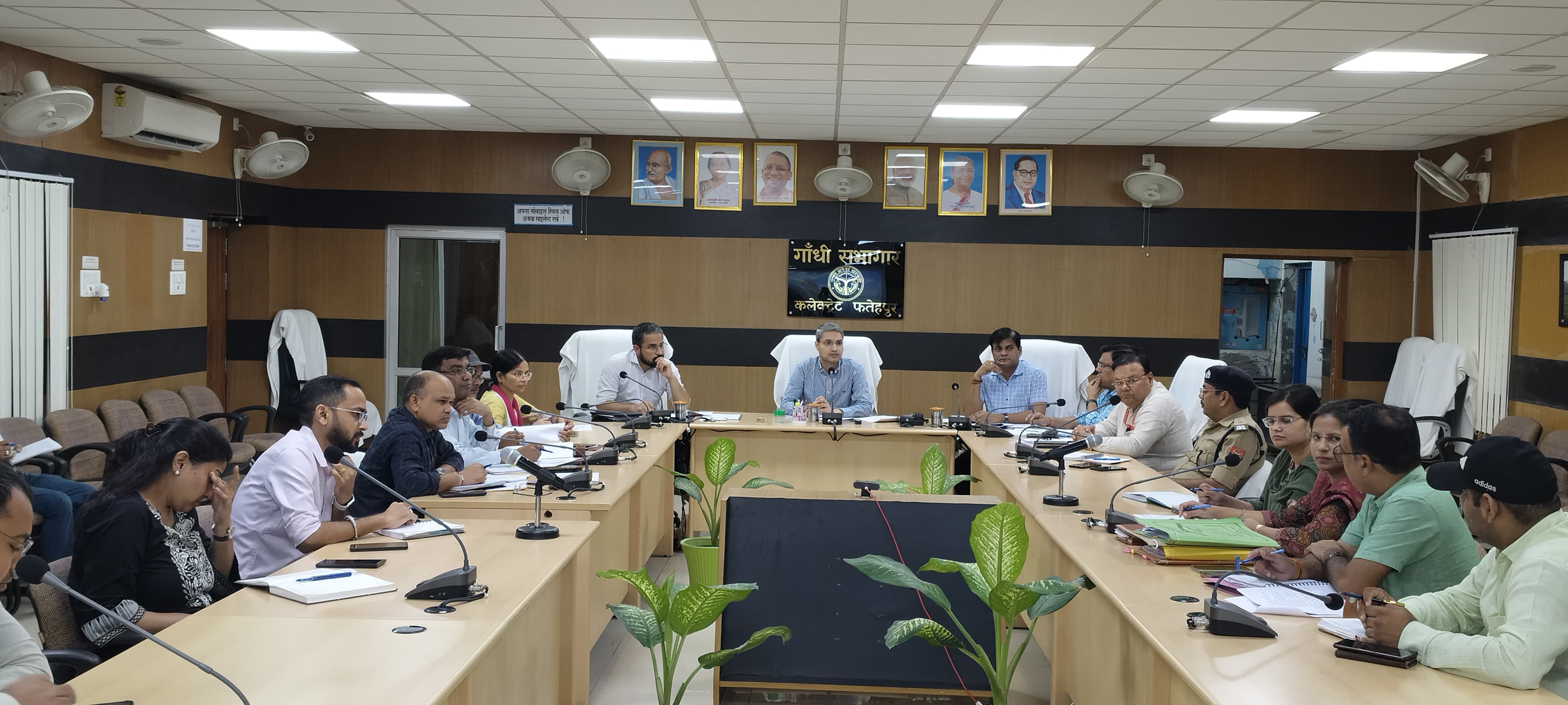 हर घर तिरंगा कार्यक्रम को लेकर बैठक करते जिलाधिकारी रविन्द्र सिंह हर घर तिरंगा कार्यक्रम को लेकर बैठक करते जिलाधिकारी रविन्द्र सिंह