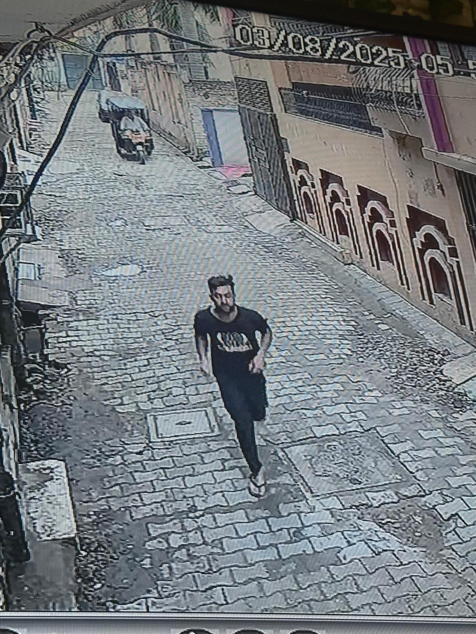 महिला से सरेराह छेड़छाड़ करने वाले आरोपित युवक की सीसीटीवी कैमरे में कैद हुए। महिला से सरेराह छेड़छाड़ करने वाले आरोपित युवक की सीसीटीवी कैमरे में कैद हुए।