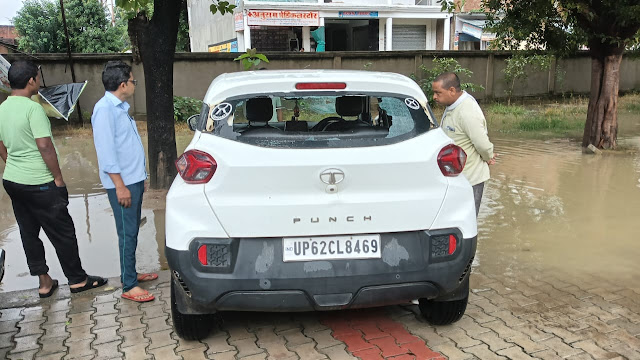 गाड़ी पर हुई फायरिंग मौके पर उपस्थित लोग गाड़ी पर हुई फायरिंग मौके पर उपस्थित लोग