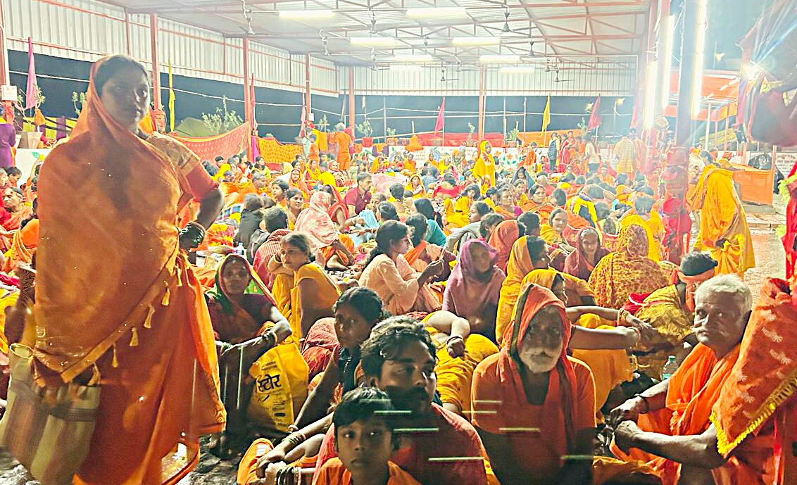 मंदिर परिसर में कांवरिया मंदिर परिसर में कांवरिया