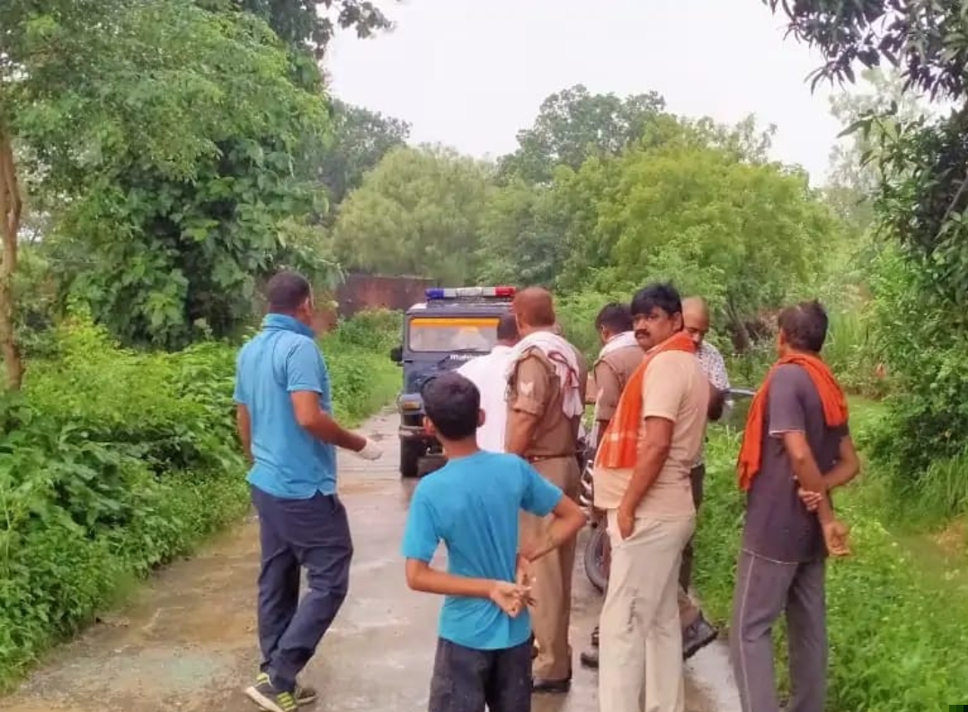 मौके पर पहुंची पुलिस मामले की छानबीन करते हुए मौके पर पहुंची पुलिस मामले की छानबीन करते हुए
