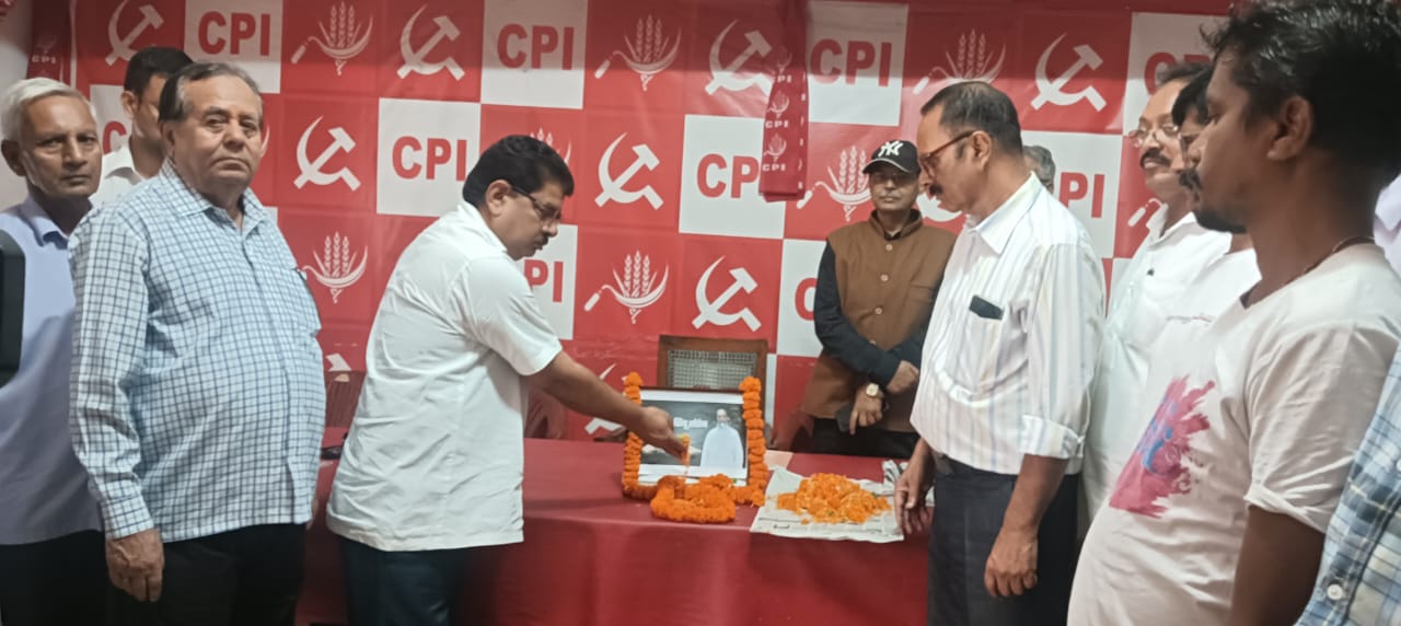 गुरूजी को श्रद्धांजलि देते भाकपा के नेता