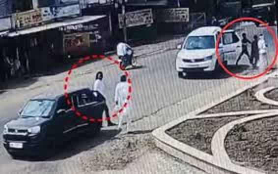 युवक युवती का दिनदहाड़े अपहरण युवक युवती का दिनदहाड़े अपहरण