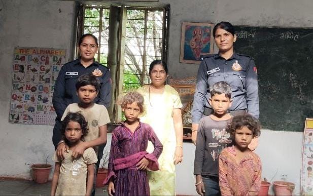 चित्तौड़गढ़ में कचरा बिनते मिले बच्चों का पुलिस ने स्कूल में दाखिला करवाया। चित्तौड़गढ़ में कचरा बिनते मिले बच्चों का पुलिस ने स्कूल में दाखिला करवाया।