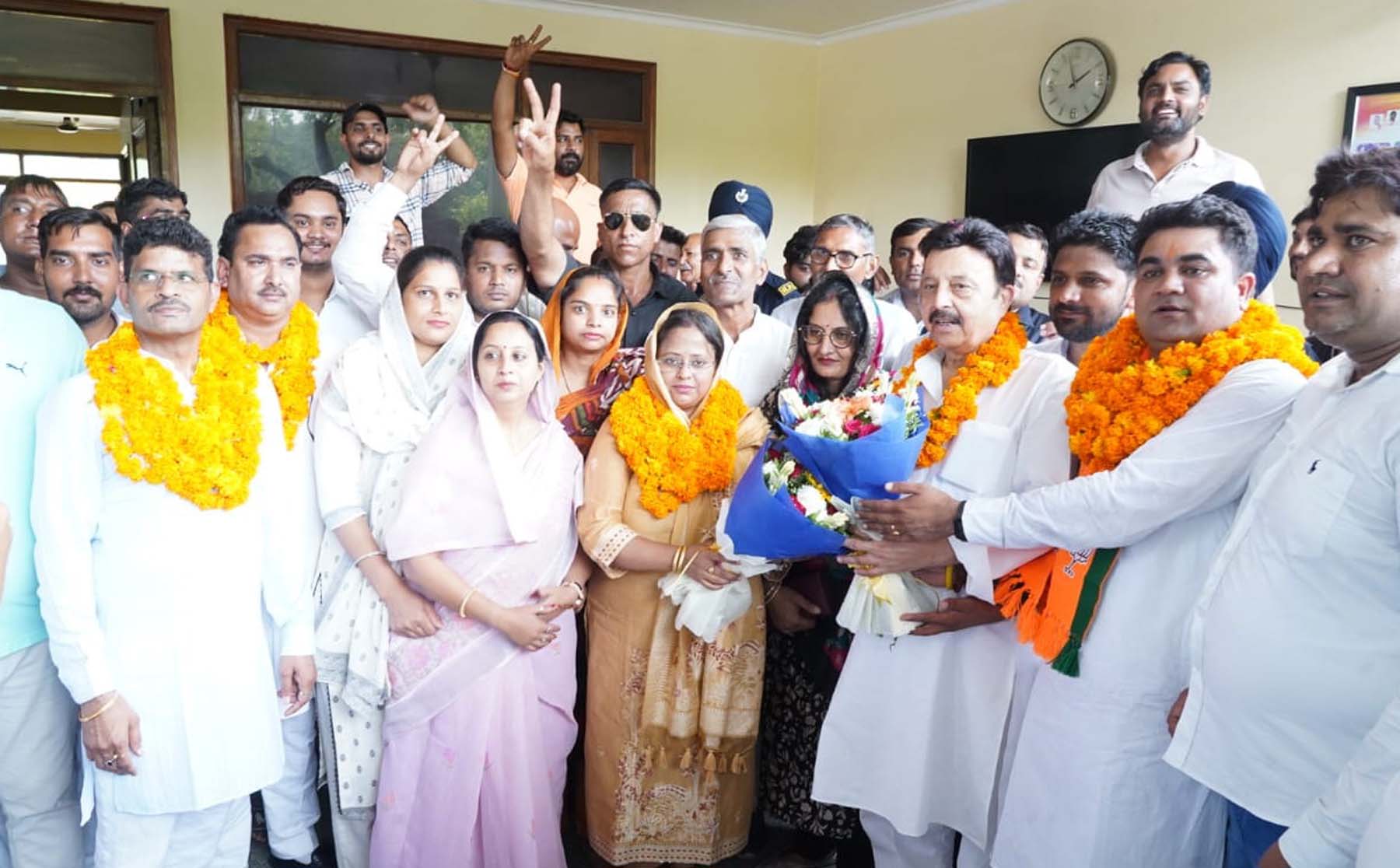 गुरुग्राम में मंत्री राव नरबीर सिंह से मुलाकात करते मानेसर नगर निगम में नवनिर्वाचित वरिष्ठ उप-महापौर प्रवीन यादव व उप-महापौर रीमा चौहान।