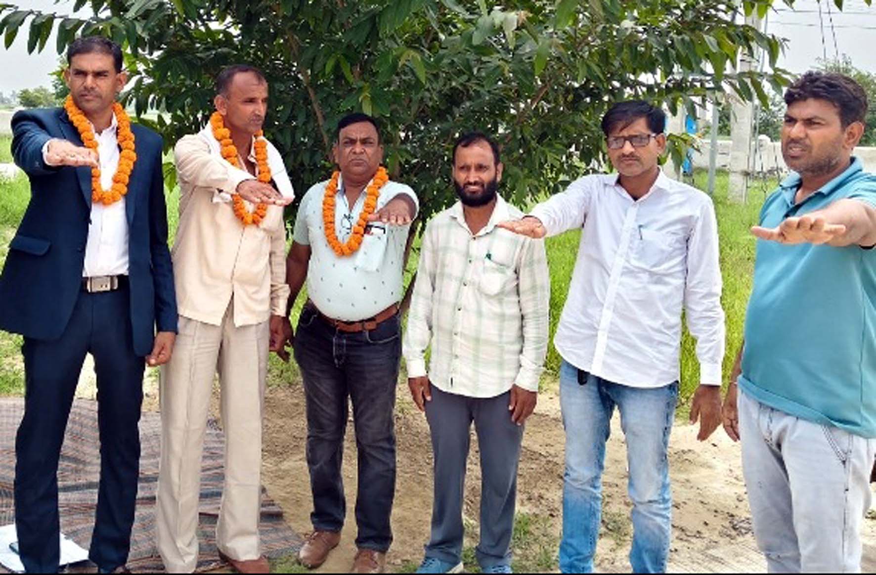 शपथ ग्रहण करते आजाद नगर सब यूनिट के नवनिर्वाचित पदाधिकारी। शपथ ग्रहण करते आजाद नगर सब यूनिट के नवनिर्वाचित पदाधिकारी।