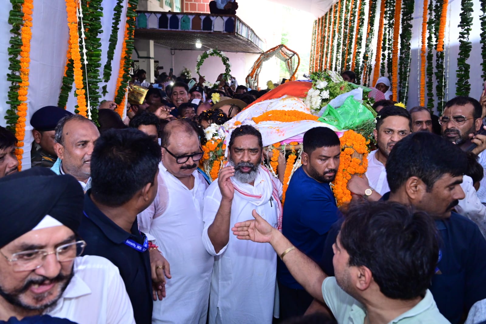 मुखाग्नि देते मुख्यमंत्री हेमंत सोरेन
