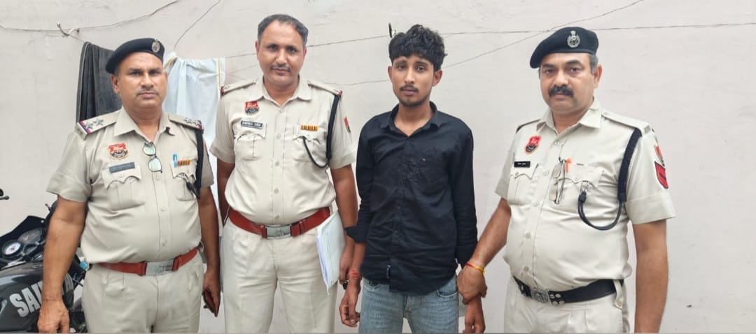 पुलीस हिरासत में चोरी करने का आरोपी पुलीस हिरासत में चोरी करने का आरोपी