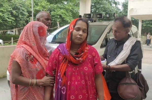 डॉक्टर के गलत इलाज से महिला की आंखों की रोशनी गायब डॉक्टर के गलत इलाज से महिला की आंखों की रोशनी गायब