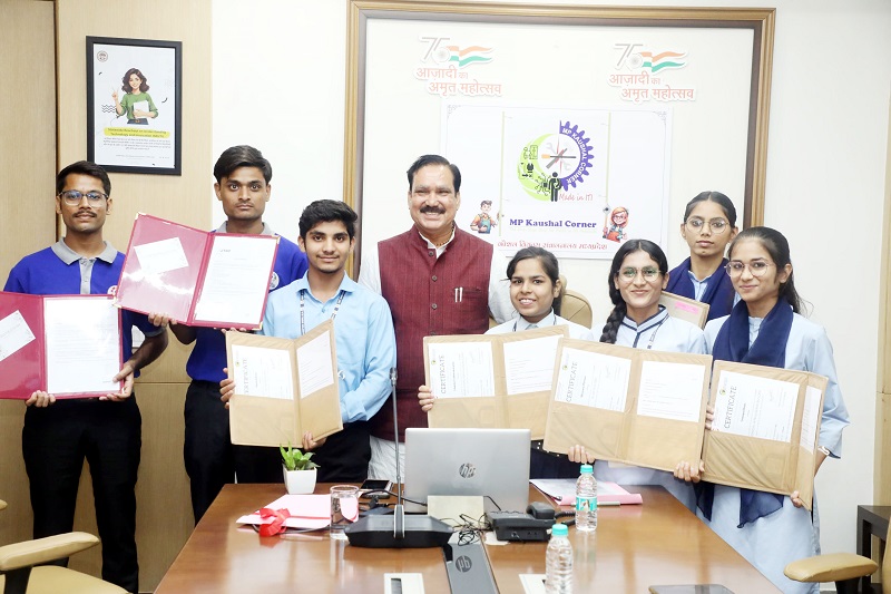 मप्रः मंत्री टेटवाल ने अंतरराष्ट्रीय स्तर पर चयनित प्रशिक्षणार्थियों को दिए ऑफर लेटर मप्रः मंत्री टेटवाल ने अंतरराष्ट्रीय स्तर पर चयनित प्रशिक्षणार्थियों को दिए ऑफर लेटर