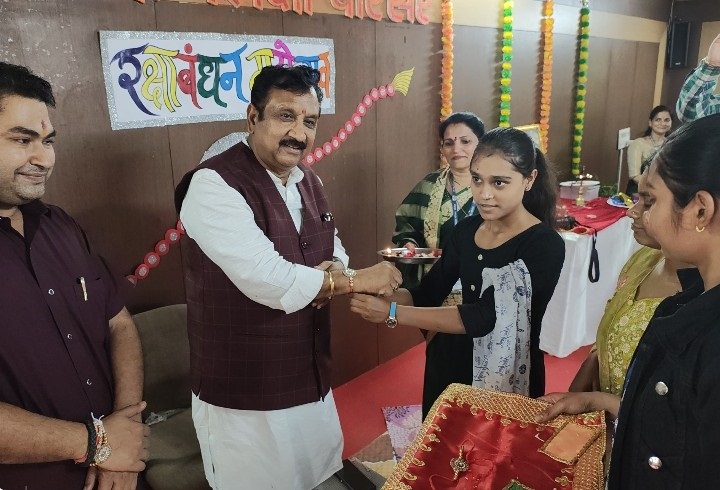सीहोरः मंत्री विजय शाह ने कन्या शिक्षा परिसर में छात्राओं से बंधवाई राखी सीहोरः मंत्री विजय शाह ने कन्या शिक्षा परिसर में छात्राओं से बंधवाई राखी