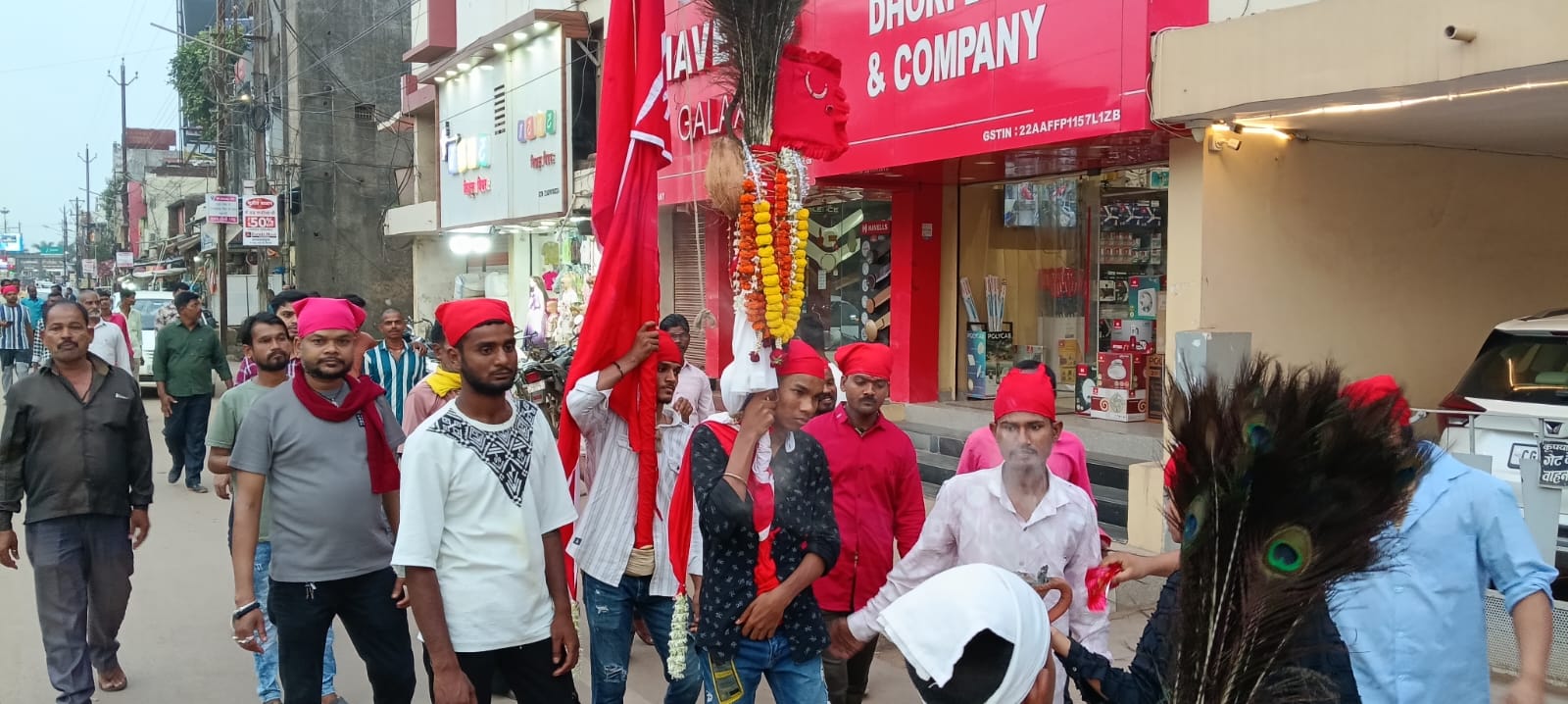 जाहरवीर गोगा पीर बाबा की शोभायात्रा में शामिल अनुयायी।