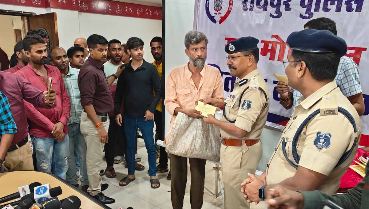 रायपुर पुलिस  माेबाइल फाेन के स्वामियों को सौंपते