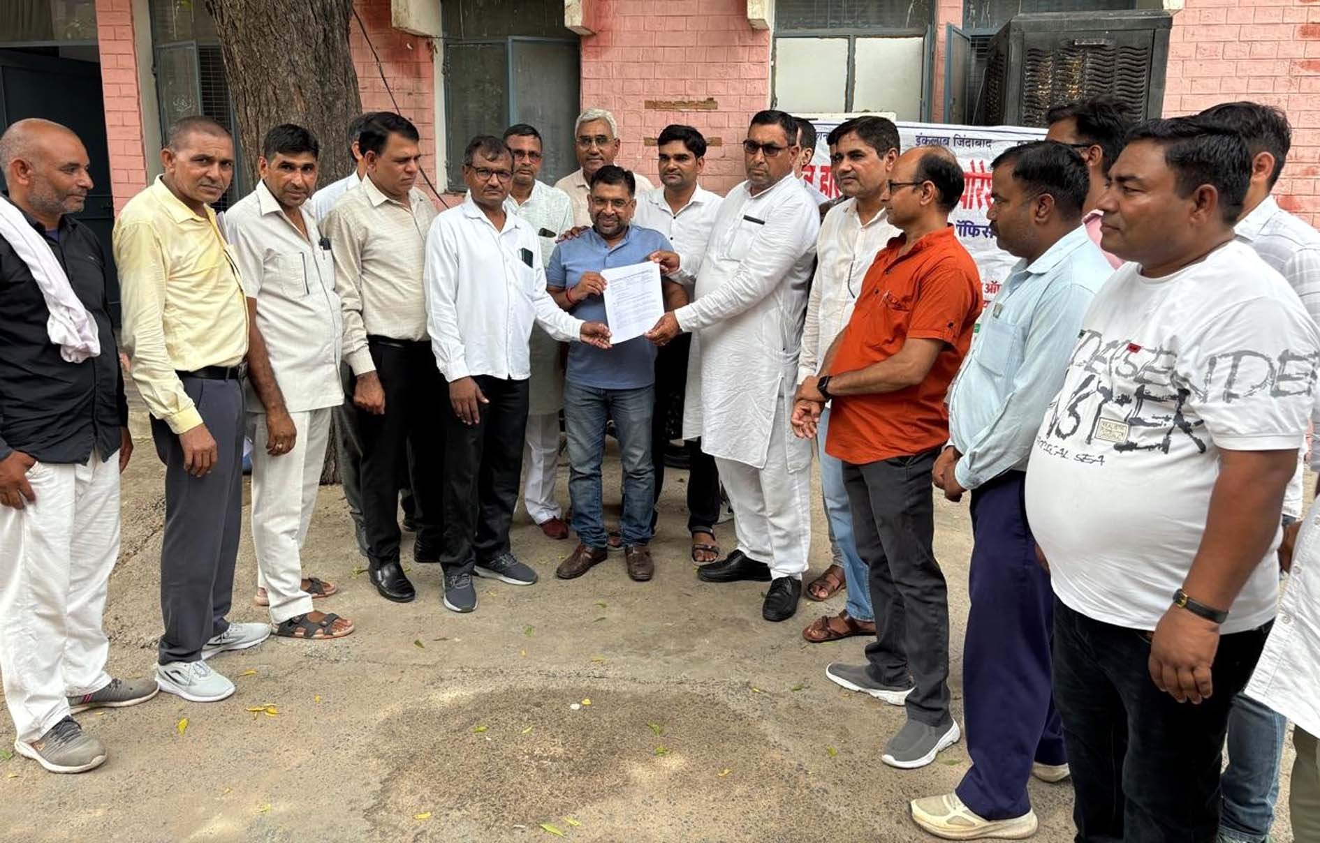 गेट मीटिंग के बाद कार्यकारी अभियंता को ज्ञापन सौंपते यूनियन पदाधिकारी। गेट मीटिंग के बाद कार्यकारी अभियंता को ज्ञापन सौंपते यूनियन पदाधिकारी।