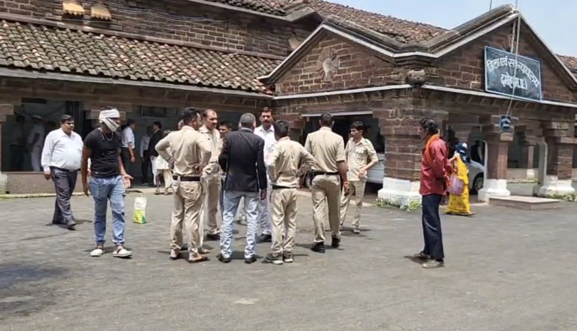 कोर्ट परिसर में युवक ने हाथ की नस काटी आत्महत्या की कोशिश कोर्ट परिसर में युवक ने हाथ की नस काटी आत्महत्या की कोशिश