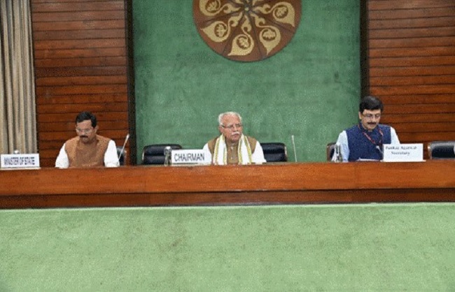 संसद सदस्यों की परामर्शी समिति की बैठक की अध्यक्षता करते मनोहर लाल
