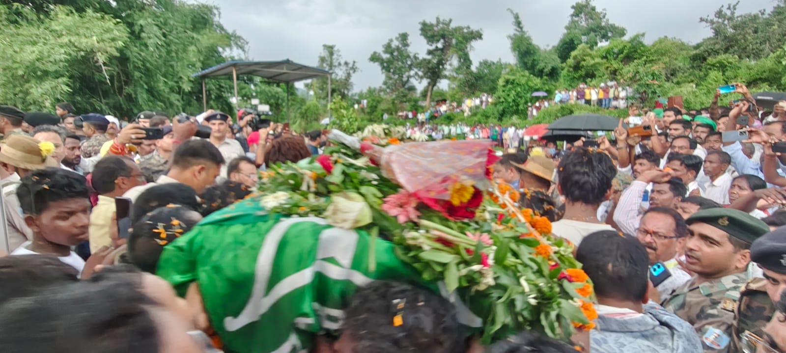 श्मशान घाट पर लगी भीड़ श्मशान घाट पर लगी भीड़
