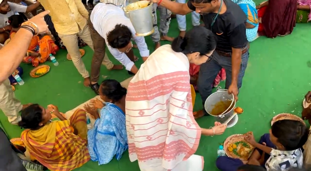 अपने हाथों से खाना परोसते हुए ममता बनर्जी अपने हाथों से खाना परोसते हुए ममता बनर्जी
