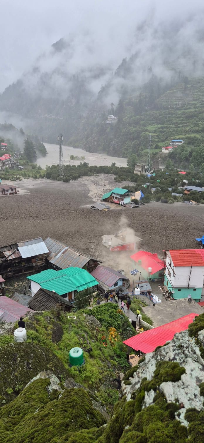 बाढ़ के बाद मलबे से पटा धराली बाजार। बाढ़ के बाद मलबे से पटा धराली बाजार।