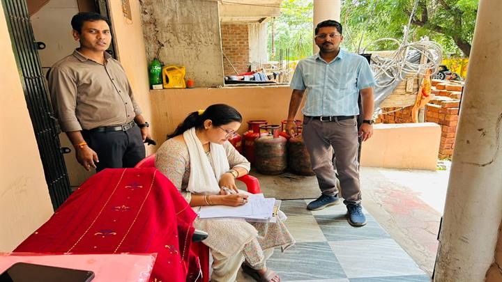 इंदौर में रिहायशी क्षेत्र में अवैध रिफिलिंग पर कार्रवाई इंदौर में रिहायशी क्षेत्र में अवैध रिफिलिंग पर कार्रवाई