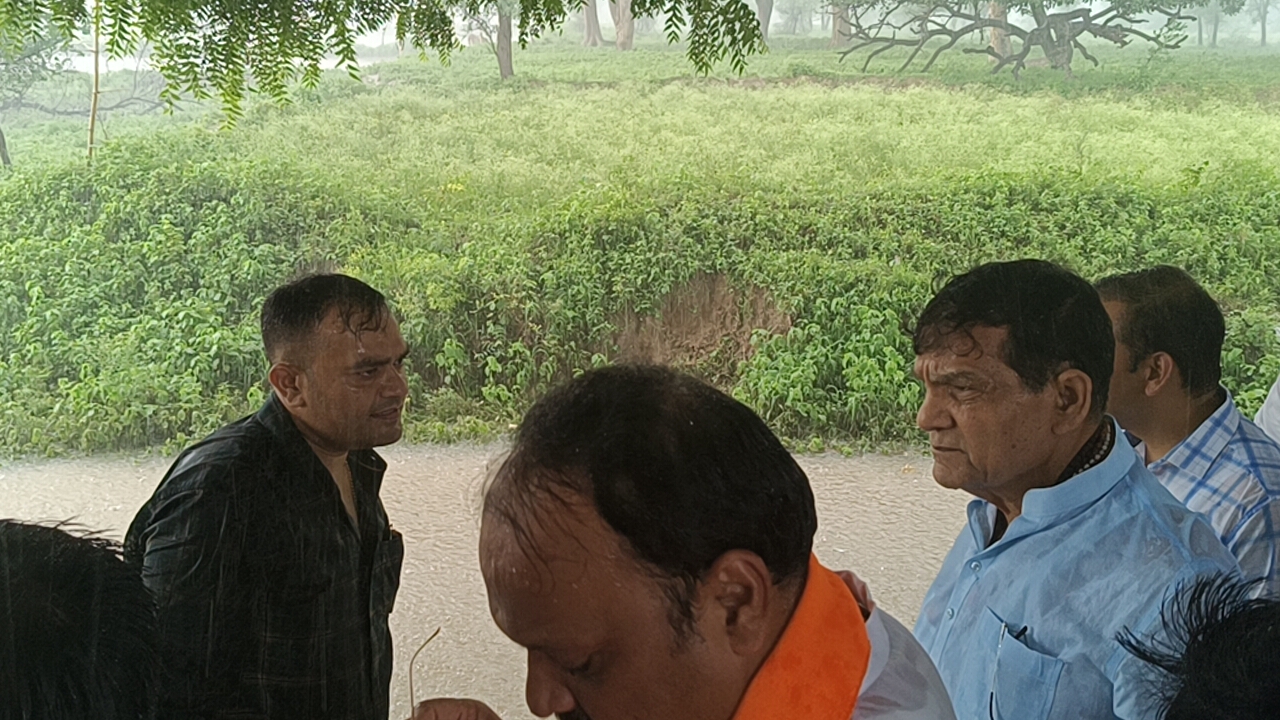 बाढ़ का जायजा लेते मंत्री बाढ़ का जायजा लेते मंत्री