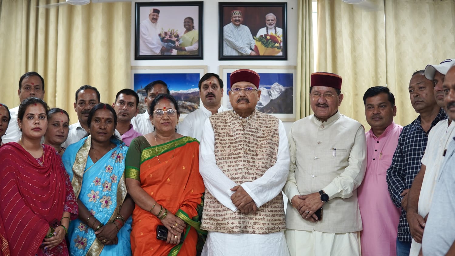 नाम निर्वाचित जनप्रतिनिधि मंत्री सतपाल महाराज से मिलते हुए।